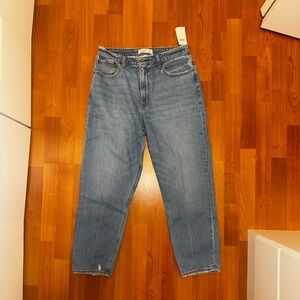 NWT. Abercrombie & Fitch Women’s Mom High-Rise Jean